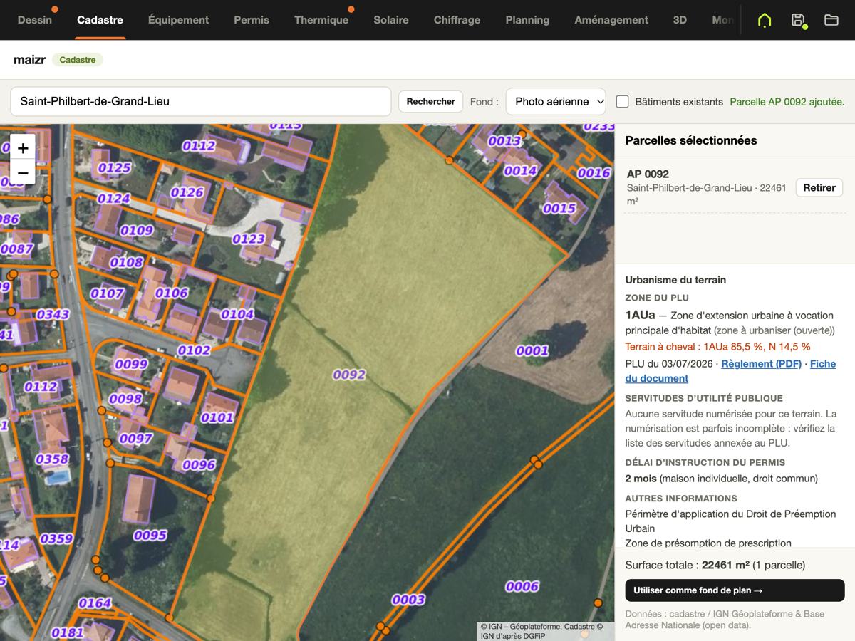 Onglet Cadastre de Maizr : parcelle sélectionnée sur photo aérienne, avec la zone du PLU, les servitudes et le délai d'instruction